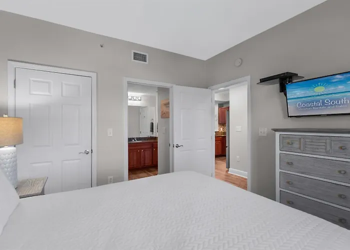 Gorgeous Renovated 2 Bedroom At Crystal Tower! Fall Specials Apartment