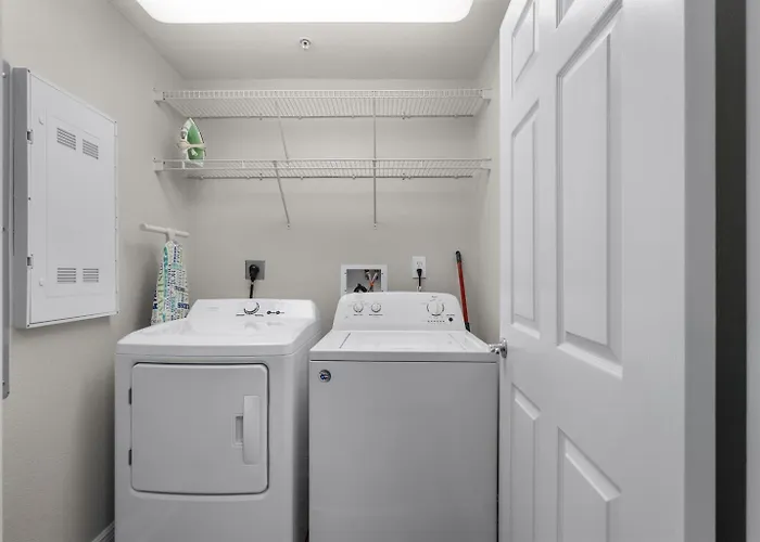 Gorgeous Renovated 2 Bedroom At Crystal Tower! Fall Specials Apartment *
